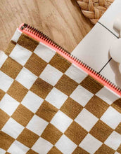 Laden Sie das Bild in den Galerie-Viewer, Pouch Lili I Checks Ecru Caramel