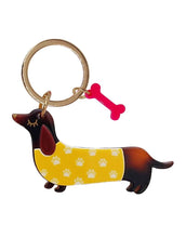 Laden Sie das Bild in den Galerie-Viewer, Schlüsselanhänger I Dackel Braun mit Pullover Gelb