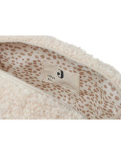 Laden Sie das Bild in den Galerie-Viewer, Kosmetik Tasche oder Kulturtasche aus Teddy Stoff in der Farbe Beige mit einem Innenfutter mit braunen Punkten