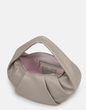 Laden Sie das Bild in den Galerie-Viewer, Tasche Greta Essential I Cappuccino Beige