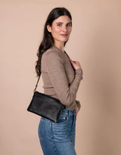 Laden Sie das Bild in den Galerie-Viewer, Tasche Lexi I Black Woven Classic