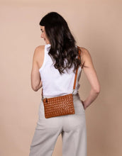 Laden Sie das Bild in den Galerie-Viewer, Tasche Lexi I Cognac Woven Classic