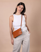 Laden Sie das Bild in den Galerie-Viewer, Tasche Lexi I Cognac Woven Classic