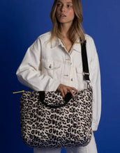 Laden Sie das Bild in den Galerie-Viewer, Padded Tote Bag Large I Leo Splashes Black/Sand