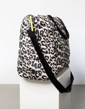 Laden Sie das Bild in den Galerie-Viewer, Padded Tote Bag Large I Leo Splashes Black/Sand