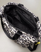 Laden Sie das Bild in den Galerie-Viewer, Padded Tote Bag Large I Leo Splashes Black/Sand