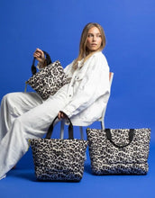 Laden Sie das Bild in den Galerie-Viewer, Padded Tote Bag Large I Leo Splashes Black/Sand