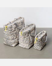 Laden Sie das Bild in den Galerie-Viewer, Padded Tote Bag Large I Leo Splashes Grey/Sand