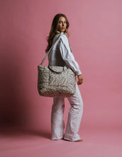 Laden Sie das Bild in den Galerie-Viewer, Padded Tote Bag Large I Leo Splashes Grey/Sand