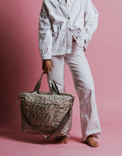 Laden Sie das Bild in den Galerie-Viewer, Padded Tote Bag Large I Leo Splashes Grey/Sand