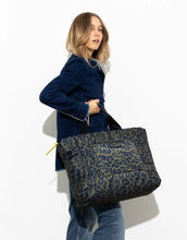Laden Sie das Bild in den Galerie-Viewer, Padded Tote Bag Large I Leo Splashes Navy/Olive