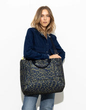 Laden Sie das Bild in den Galerie-Viewer, Padded Tote Bag Large I Leo Splashes Navy/Olive