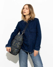 Laden Sie das Bild in den Galerie-Viewer, Padded Tote Bag Large I Leo Splashes Navy/Olive