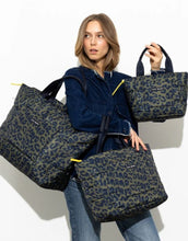 Laden Sie das Bild in den Galerie-Viewer, Padded Tote Bag Large I Leo Splashes Navy/Olive