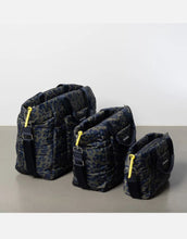 Laden Sie das Bild in den Galerie-Viewer, Padded Tote Bag Large I Leo Splashes Navy/Olive