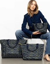Laden Sie das Bild in den Galerie-Viewer, Padded Tote Bag Large I Leo Splashes Navy/Olive