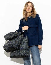 Laden Sie das Bild in den Galerie-Viewer, Padded Tote Bag Large I Leo Splashes Navy/Olive