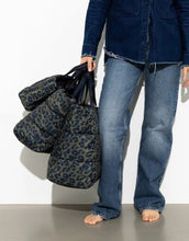 Laden Sie das Bild in den Galerie-Viewer, Padded Tote Bag Large I Leo Splashes Navy/Olive