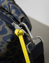 Laden Sie das Bild in den Galerie-Viewer, Padded Tote Bag Large I Leo Splashes Navy/Olive