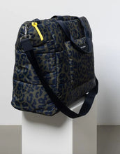 Laden Sie das Bild in den Galerie-Viewer, Padded Tote Bag Large I Leo Splashes Navy/Olive