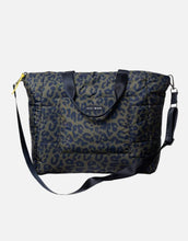 Laden Sie das Bild in den Galerie-Viewer, Padded Tote Bag Large I Leo Splashes Navy/Olive
