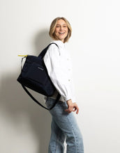 Laden Sie das Bild in den Galerie-Viewer, Padded Tote Bag Medium I Black