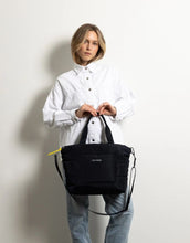 Laden Sie das Bild in den Galerie-Viewer, Padded Tote Bag Medium I Black