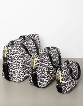 Laden Sie das Bild in den Galerie-Viewer, Padded Tote Bag Medium I Leo Splashes Black/Sand