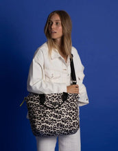 Laden Sie das Bild in den Galerie-Viewer, Padded Tote Bag Medium I Leo Splashes Black/Sand