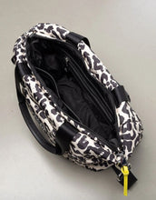 Laden Sie das Bild in den Galerie-Viewer, Padded Tote Bag Medium I Leo Splashes Black/Sand