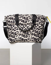 Laden Sie das Bild in den Galerie-Viewer, Padded Tote Bag Medium I Leo Splashes Black/Sand