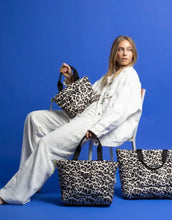 Laden Sie das Bild in den Galerie-Viewer, Padded Tote Bag Medium I Leo Splashes Black/Sand