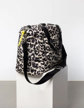 Laden Sie das Bild in den Galerie-Viewer, Padded Tote Bag Medium I Leo Splashes Black/Sand