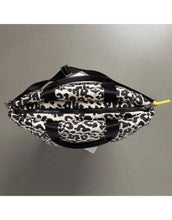 Laden Sie das Bild in den Galerie-Viewer, Padded Tote Bag Medium I Leo Splashes Black/Sand