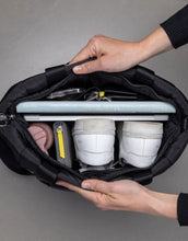 Laden Sie das Bild in den Galerie-Viewer, Padded Tote Bag Medium I Leo Splashes Grey/Sand