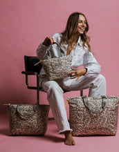 Laden Sie das Bild in den Galerie-Viewer, Padded Tote Bag Medium I Leo Splashes Grey/Sand