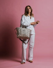 Laden Sie das Bild in den Galerie-Viewer, Padded Tote Bag Medium I Leo Splashes Grey/Sand