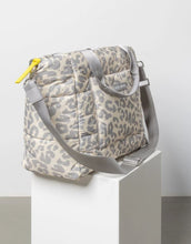 Laden Sie das Bild in den Galerie-Viewer, Padded Tote Bag Medium I Leo Splashes Grey/Sand