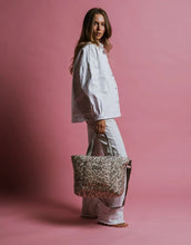 Laden Sie das Bild in den Galerie-Viewer, Padded Tote Bag Medium I Leo Splashes Grey/Sand