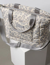 Laden Sie das Bild in den Galerie-Viewer, Padded Tote Bag Medium I Leo Splashes Grey/Sand