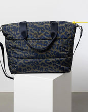 Laden Sie das Bild in den Galerie-Viewer, Padded Tote Bag Medium I Leo Splashes Navy/Olive