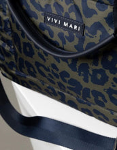 Laden Sie das Bild in den Galerie-Viewer, Padded Tote Bag Medium I Leo Splashes Navy/Olive