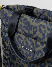 Laden Sie das Bild in den Galerie-Viewer, Padded Tote Bag Medium I Leo Splashes Navy/Olive