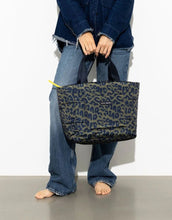 Laden Sie das Bild in den Galerie-Viewer, Padded Tote Bag Medium I Leo Splashes Navy/Olive