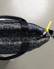 Laden Sie das Bild in den Galerie-Viewer, Padded Tote Bag Medium I Leo Splashes Navy/Olive