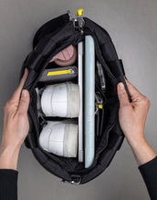 Laden Sie das Bild in den Galerie-Viewer, Padded Tote Bag Medium I Leo Splashes Navy/Olive