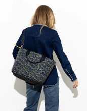 Laden Sie das Bild in den Galerie-Viewer, Padded Tote Bag Medium I Leo Splashes Navy/Olive