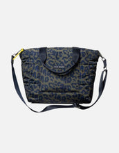 Laden Sie das Bild in den Galerie-Viewer, Padded Tote Bag Medium I Leo Splashes Navy/Olive