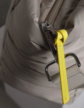 Laden Sie das Bild in den Galerie-Viewer, Padded Tote Bag Medium I Stone