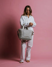 Laden Sie das Bild in den Galerie-Viewer, Padded Tote Bag Medium I Stone
